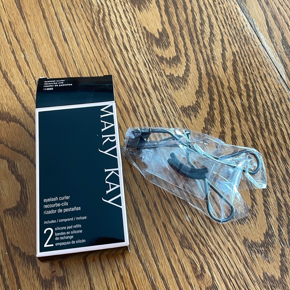 Mary Kay eyelash curler with 2 silicone pad refills